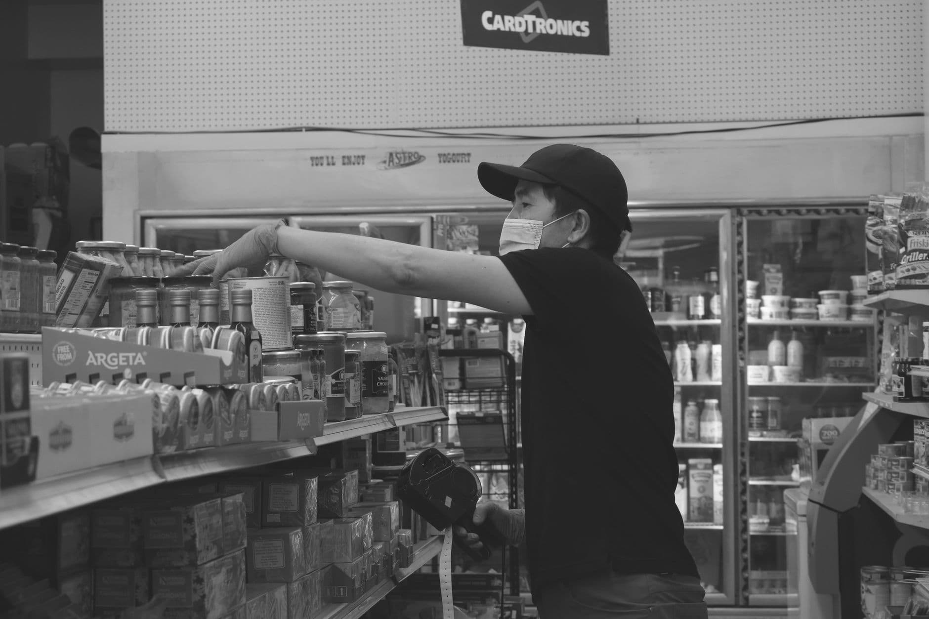 Medewerker vult rekken in een supermarkt